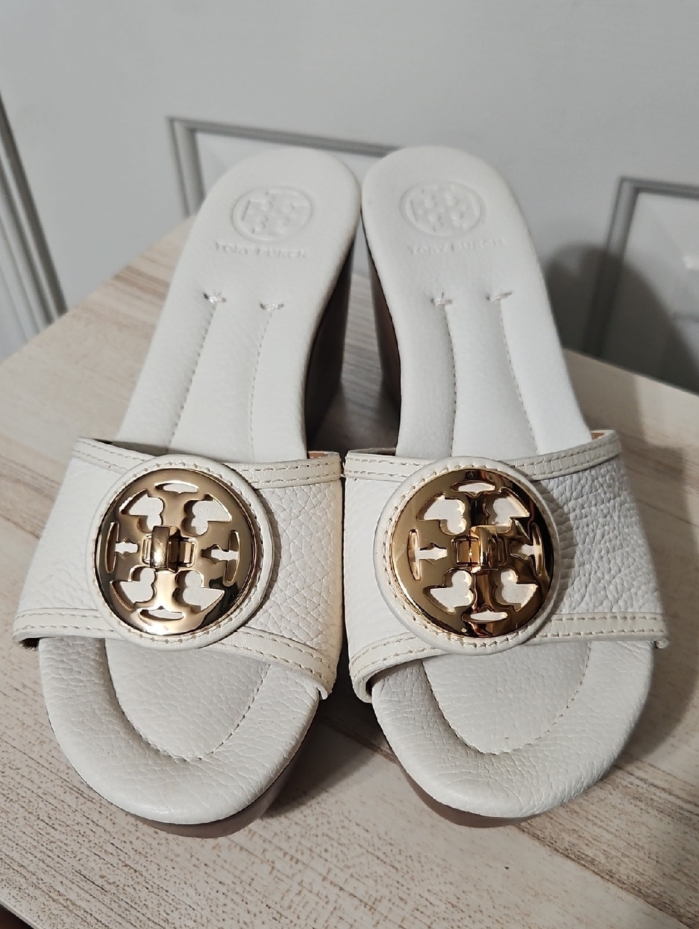 Tory Burch EUC Cream Leather Wedges with Gold Logo